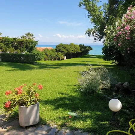 Lily's House-seafront In Hanioti, Halkidiki بيت للعطل