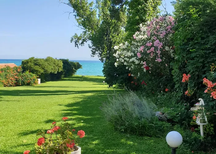 Case de vacanță Lily's House-seafront In Hanioti, Halkidiki Hanioti