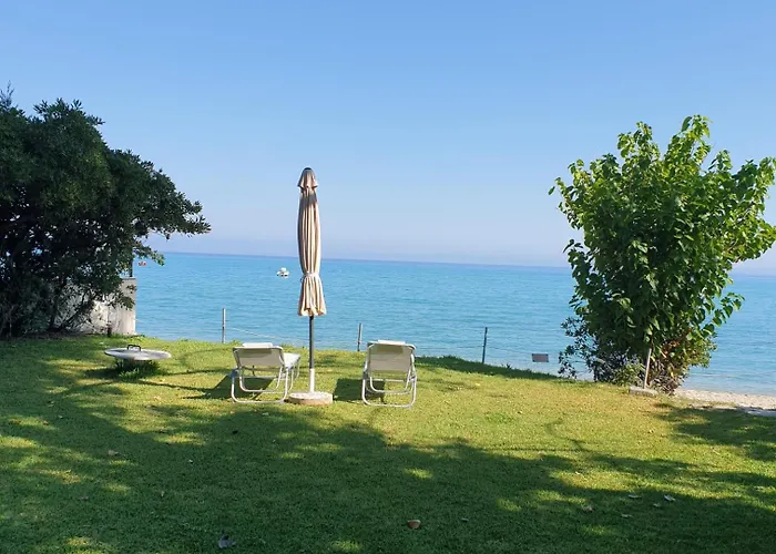 Case de vacanță Lily's House-seafront In Hanioti, Halkidiki Hanioti